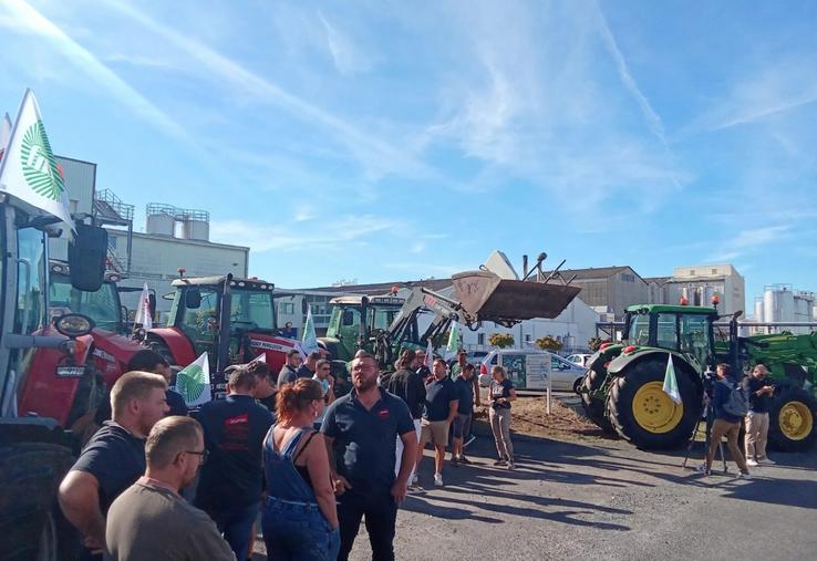 Mercredi matin, une soixantaine d'agriculteurs ont bloqué l'entrée des Fromageries Perreault pour manifester contre le prix du lait.