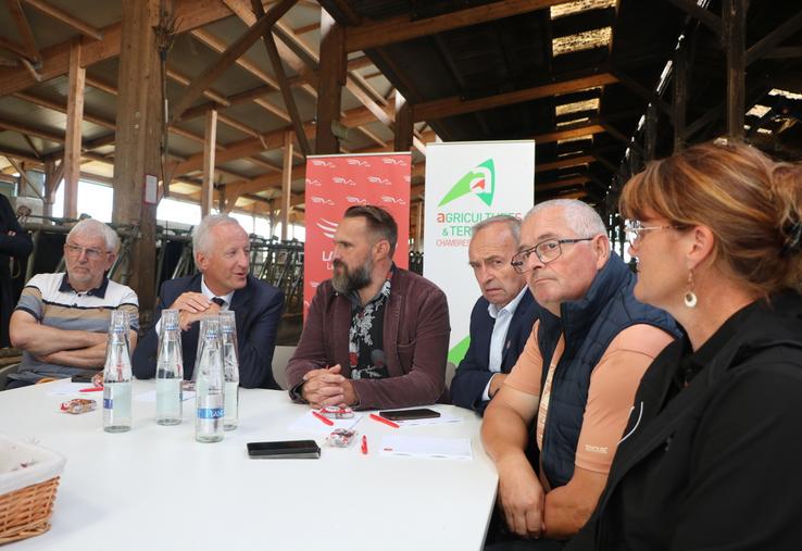 Une table ronde a réuni des élus du Conseil départemental et de la Chambre d'agriculture au Gaec Goisbault, à L'Huisserie.