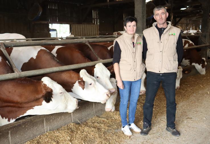 Karine et Anthony Dabo, éleveurs associés au Gaec Dabo, situé au lieu-dit La Haie à Bourgon.