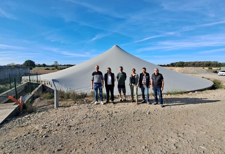 Les représentants de BHD Environnement, des Ets Dupin et de CS Biogaz, devant une fosse circulaire en béton couverte par Covagri®.