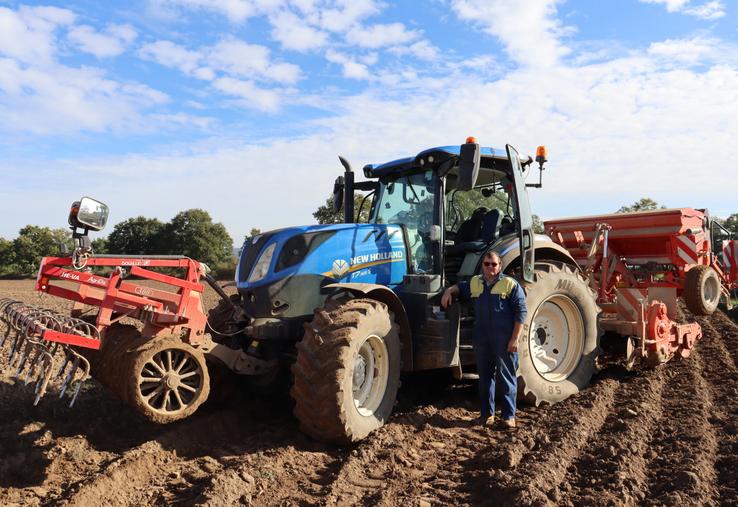 "La terre a été labourée avant les semis de blé. Elle est quand même assez souple dans notre secteur, elle se travaille toute seule", assure Stéphane Chauveau, agriculteur à Blandouet-Saint Jean.