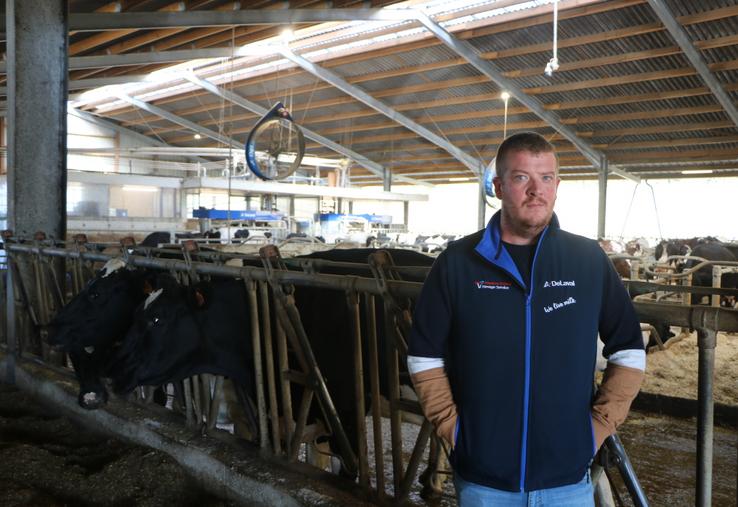 Sylvain Lemonnier, éleveur de vaches laitières à Saint-Germain-de-Coulamer, ne regrette pas son investissement dans un système de ventilation en mai dernier. Ses vaches en ont profité cet été.