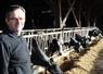 Avec une soixantaine de vaches à la traite, en race 100 % Prim'Holstein, Michaël Cousin fonctionne sans robot de traite. Âgé de 56 ans, l'éleveur se voit désormais conserver sa salle de traite en 2x7. En ce début 2026, Michaël Cousin subit la forte augmentation mondiale de la production laitière, impactant immédiat son prix du lait.