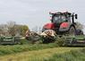 Franck Jolivier, chauffeur de l'ETA Giffard, mène le chantier de fauche de l'herbe au Gaec de Launay-Virolet à Montreuil-Poulay. En haut à droite : Léo Lambert (à gauche), 24 ans, et son associé Jordan Cornu (28 ans). Une fois ensilée, l'herbe servira à l'alimentation des Normandes de l'exploitation.