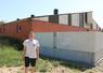 Maxence Duhamel devant la porcherie en cours de rénovation, à Saint-Céneré.