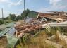 À gauche, les dégâts occasionnés par la tempête chez Guirec Legentil, à Chantrigné. Sur les photos de droite, au Gaec Gégu à Beaulieu-sur-Oudon, le vent a aussi été dévastateur.