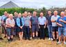 Autour de Claude Charon (au centre), une vingtaine de bénévoles se sont réunis pour la photo prise à Chemazé, mercredi dernier. À droite, Guillaume Lancelin, responsable FDSEA du canton de Château-Gontier.