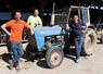 Baptiste (en orange), Adrien (en jaune) et Bruno (en bleu) qui entourent le Ford 3000 de 1975 qui avait participé au concours de labour en 1987. On prend les mêmes et on recommence avec leur chien Paco et les petits veaux qui seront présents à Terre en Fête 2026. En bas à droite, Baptiste, responsable du Copil, donnant quelques consignes à son équipe.