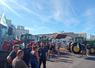 Mercredi matin, une soixantaine d'agriculteurs ont bloqué l'entrée des Fromageries Perreault pour manifester contre le prix du lait.