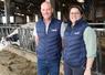 Depuis un peu plus d'un an, Cédric et Laetitia Houdmond, éleveurs laitiers à Cossé-le-Vivien, utilisent la solution NEO de chez Innoval. Derrière eux, une de leurs vaches équipée du collier.