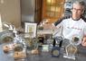 Olivier Duhamel avec les trophées glanés par son père. Son imagination lui a permis de remporter de nombreux prix Innov'Space, ainsi qu'un Inel d'Or, un Sedima d'Or... " Mon père a également remporté un Sarrasin de bronze et un Sully de bronze. Tous les prix ne sont pas chez moi, ils sont partagés entre les quatre enfants. "