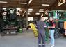 Discussions dans l'atelier de la Cuma de la Vaige (La Cropte) entre Mickaël Talvard (à gauche), salarié depuis 28 ans, le président Jean-Michel Riveron (à droite) et Benoît Cherruault (en arrière-plan), salarié depuis 2012.