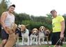 Romain Chaplet (à droite) et son beau-frère Alexis Martineau partagent la même passion pour la chasse. À eux deux, ils comptent une vingtaine de Beagle dans leur meute de chiens. "Le fouet, c'est pour les dresser, mais jamais on ne leur taperait dessus", rappelle Romain Chaplet.