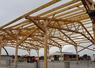 Le Gaec Harmauny a construit une nurserie en juillet (en haut à droite), ainsi qu'un hangar de stockage fourrage (en bas à droite). Actuellement, la charpente est en montage pour doubler la stabulation des vaches laitières, le tout combiné à un changement de système de traite.