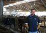 Sylvain Lemonnier, éleveur de vaches laitières à Saint-Germain-de-Coulamer, ne regrette pas son investissement dans un système de ventilation en mai dernier. Ses vaches en ont profité cet été.