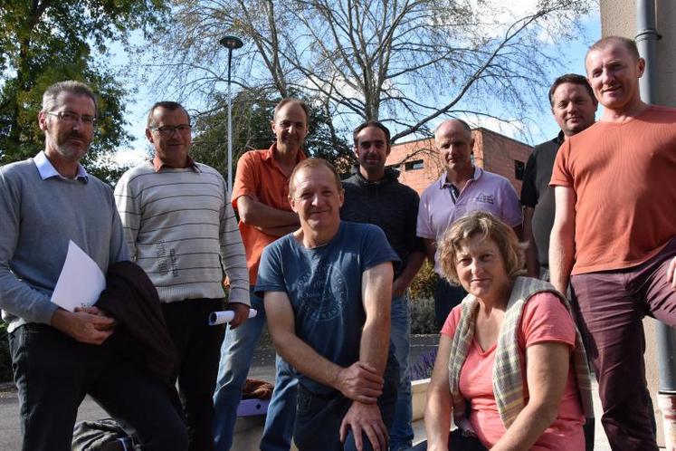 Le groupe d’agriculteurs venu remettre ses observations et dossiers contre l’implantation d’un champ de panneaux photovoltaïques au sol.