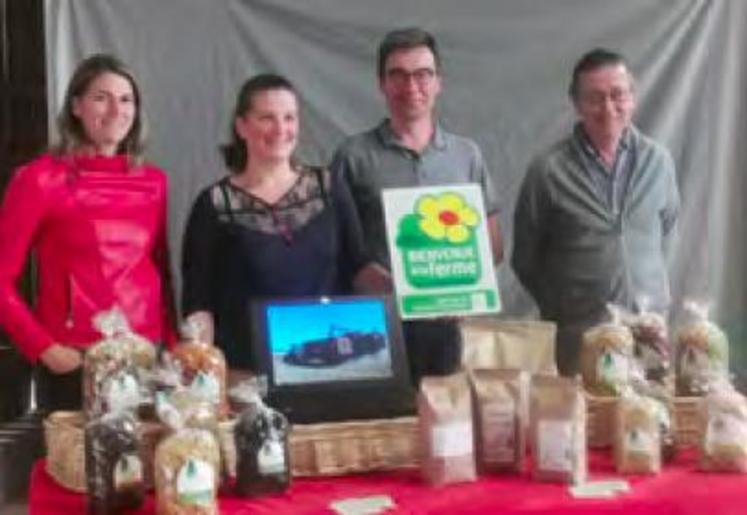 Karine et Jérôme Poirier entourés de Sylvia Goisbault, élue à la Chambre d’agriculture et représentante du réseau Bienvenue à la Ferme, et de Michel Cottereau, maire de la commune de Val-du-Maine.