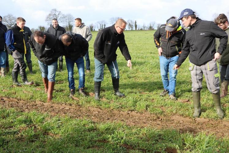 Chaque essai a été passé au crible par les agriculteurs présents à cette démonstration. VG