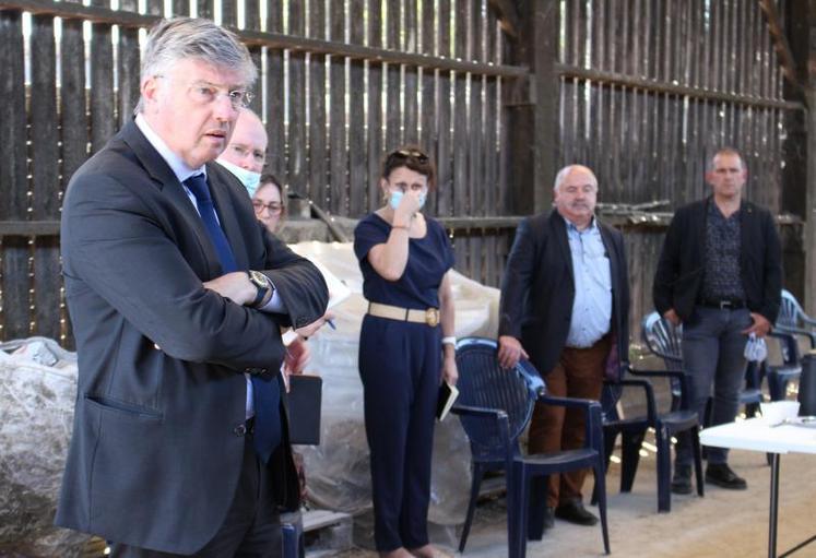 Claude d’Harcourt (premier plan à gauche), préfet de la région Pays de la Loire, s’est rendu sur une exploitation laitière d’Herbignac pour échanger avec les agriculteurs.