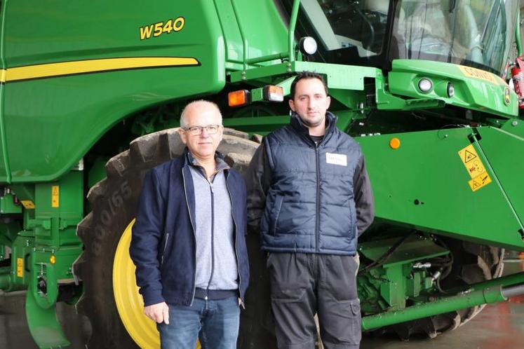 Thibault Genest (à droite) pose avec son technicien Terrena, Daniel Quinton, devant la moissonneuse toute neuve, acquise en 2020 par l’éleveur. Il est ainsi autonome pour moissonner au bon moment.