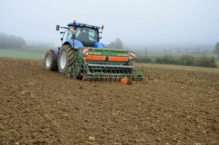 Les chantiers agricoles tournent au ralenti. On considère qu'il reste environ 30 % des surfaces à semer en Pays
de la Loire, et les agriculteurs ayant déjà semé l'ont souvent effectué dans des conditions difficiles.