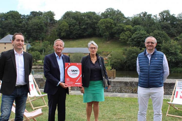 De gauche à droite : Joël Balandreau, président de Mayenne tourisme, Olivier Richefoux, président du Conseil départemental, Béatrice Orliaguet, membre du bureau de la CCI, et Eric Jouanen, président
l’Umih53.