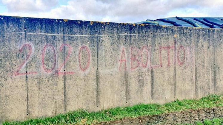 Un des murs des silos a été tagué « 2020 abolition ».