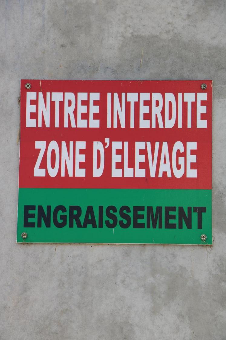 Des panneaux pour rappeler l'interdiction d'entrée aux éventuels visiteurs.