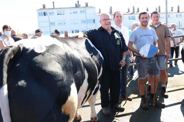 Le titre de Grande Championne Vache est revenu à Wilfried et Ludovic Piau (père et fils), de Saint-Just, en Ille-et-Vilaine.