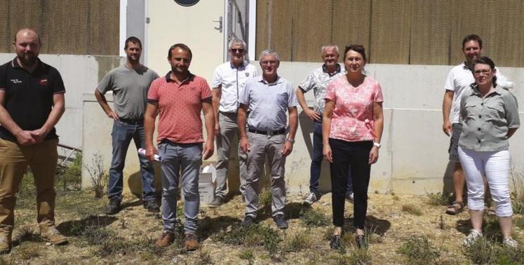 Lydie Bernard accompagnée des membres du Bureau du CRP et de Damien et Mathieu Fonteneau, deux des trois associés du GAEC la Ribotelière à Yzernay.