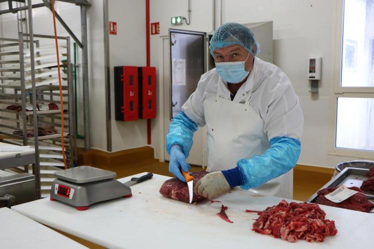 Didier Offe en pleine préparation de rôti pour la Mfr de Saint-Berthevin. VG