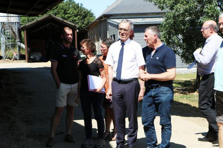 Après le tour de table, le préfet a visité l’exploitation laitière du président de la Fdsea de la Mayenne Jérôme Landais.