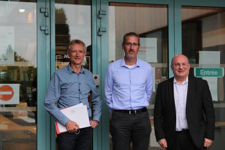 Michel Peigner, délégué départemental consulaire, Stéphane Guioullier, président de la Chambre d'agriculture de la Mayenne, et Thierry Lanau, directeur.