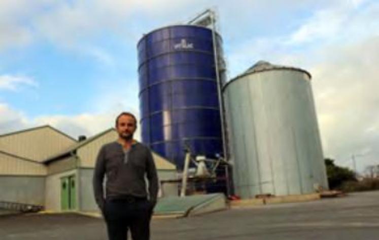 Mickaël Guilloux est naisseur-engraisseur à Astillé. Avec ses 103 hectares de cultures céréalières, il fabrique les aliments nécessaires à son cheptel, directement dans son exploitation.