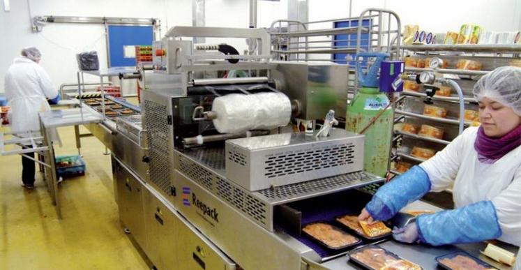 Le groupe Ramon emploie 345 salariés sur ces deux sites de Lassay et Pré-en-Pail. Sur ces chaînes, peuvent transiter jusqu’à 80 000 volailles par jour. 20 % sont commercialisés en poulet entier (frais, cuits ou surgelés), 80 % sont transformés.