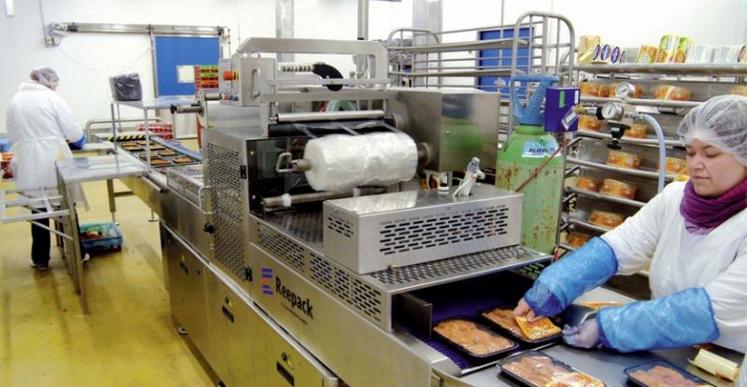 Le groupe Ramon emploie 345 salariés sur ces deux sites de Lassay et Pré-en-Pail. Sur ces chaînes, peuvent transiter jusqu’à 80 000 volailles par jour. 20 % sont commercialisés en poulet entier (frais, cuits ou surgelés), 80 % sont transformés.