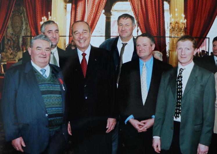 Dans les archives de la Fdsea de la Mayenne, cette photo retient l’attention. Elle a été prise à l’Élysée, lors de la remise de la légion d’honneur par le président Jacques Chirac à Paul Pautrel, le 28 janvier 2002. Figurent également Pascal Bricaud, président de la Fdsea 53, Jean-Louis Viot, alors président de la Chambre d’agriculture de la Mayenne, Pierre Lepage et Philippe Jéhan, président des JA.