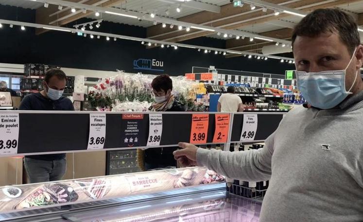 Samuel Gouel s’étonnant de voir un macaron « viande française » chez Lidl alors que la viande originaire d’Allemagne et du Danemark est disposée juste à côté du poulet français.