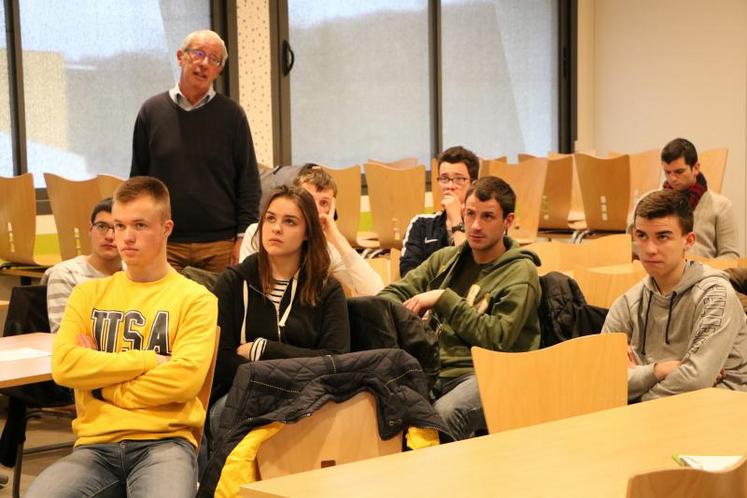 Une partie des Bac Pro de la Mfr de Saint-Berthevin, à l’écoute des résultats de l’enquête sur la transformation et la vente de produits fermiers.