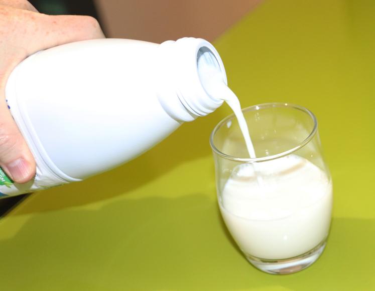 Bouteille et verre de lait