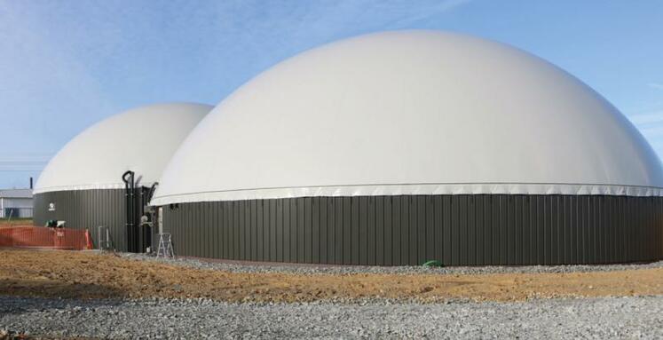 Les méthaniseurs permettent de produire du biogaz méthane pour satisfaire 50 % des besoins des habitants et entreprises de Meslay-du-Maine en hiver, et 100 % l’été.