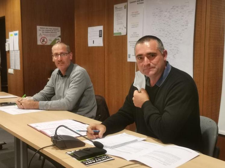 Stéphane Guioullier, président de la Chambre d’agriculture de la Mayenne, et Florent Renaudier, président de la Fdsea 53,
ont signé la charte d’engagement des utilisateurs de produits phytosanitaires.