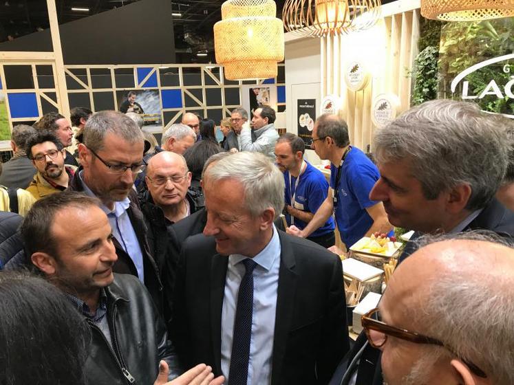 Rencontre informelle surle stand Lactalis au SIA 2020 entre Mickaël Guilloux (Fdsea), Olivier Richefou (CD 53) et Emmanuel Besnier (Lactalis). Prochaine étape : une rencontre "officielle" pour parler des vrais sujets.