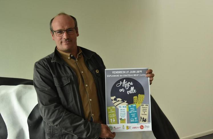 Stéphane Loupy présente l'affiche officielle de l'événement Agri en ville. R.W.