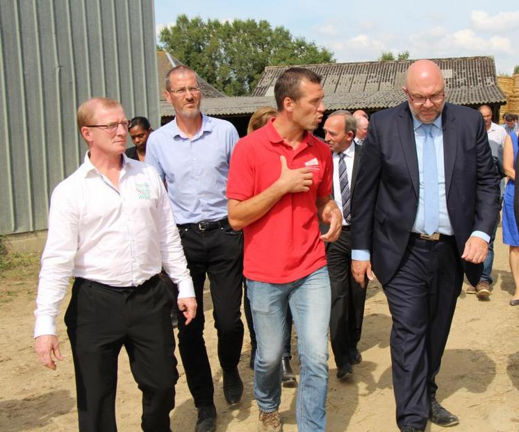 Stéphane Travert en visite chez Sylvain Rousselet à Ruillé-Froid-Fronds