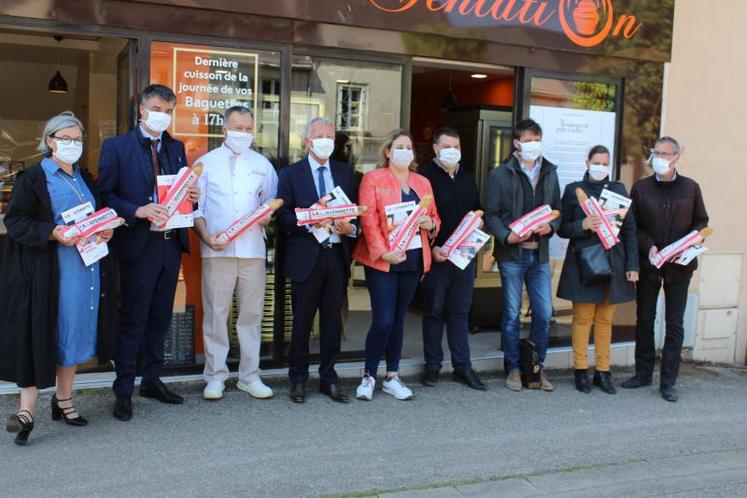 Les acteurs du projet de la baguette 100% Mayennaise se sont réunis à Saint-Berthevin pour fêter la sortie de la Mayennette samedi 16 mai.