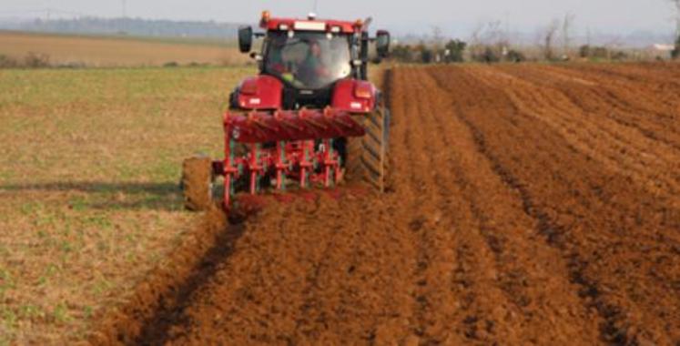 Le pilotage du système de largeur de travail variable via GPS permet d'obtenir des sillons parfaitement rectilignes, même en partant d'une bordure de parcelle sinueuse