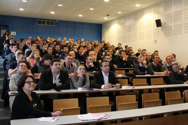 L'assemblée générale des JA s'est déroulée à l'IUT de Laval en présence de Loïc Quellec (4e à droite au 2e rang).