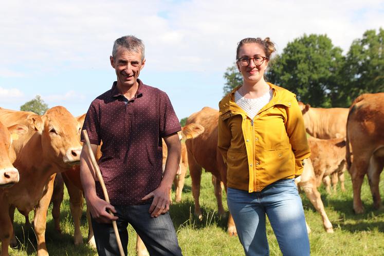 Au Gaec de l’Aubépine, Mickaël Côme est responsable de l’atelier de bovins allaitants. Sur son site à La Chapelle-Rainsoin, il élève entre 65 et 70 mères de race limousine dont la descendance, à environ 70 %, sera valorisée avec le label Blason Prestige. Il pose ici avec Charlotte Pertuisel, conseillère élevage bovin, qui suit l’élevage pour la Chambre d’agriculture des Pays de la Loire.