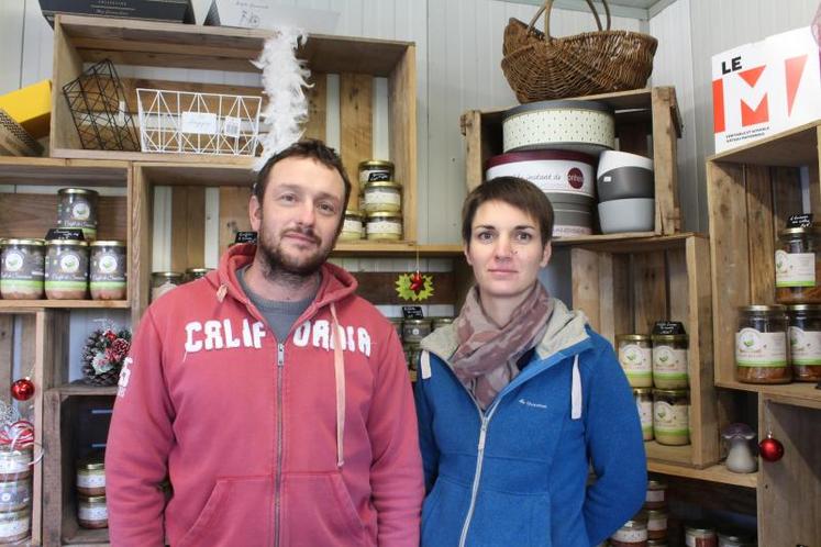 Amélie Gohier et Mickaël Gatineau, éleveurs de canards de
 barbarie à Marigné-Peuton.